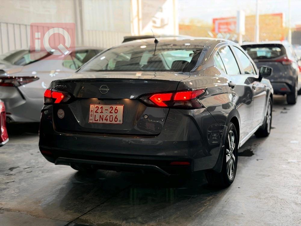 نيسان فيرسا